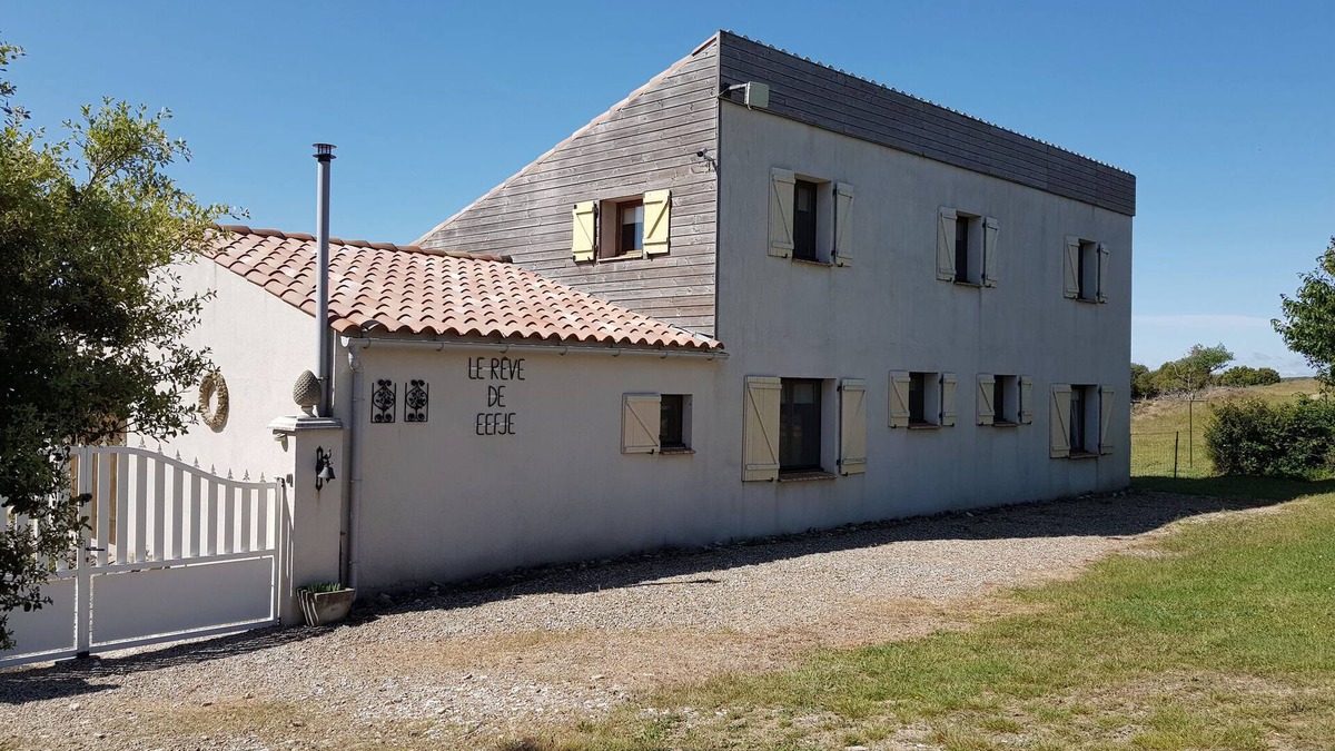Velieux Villa | Villa Retreat with Pool and pets