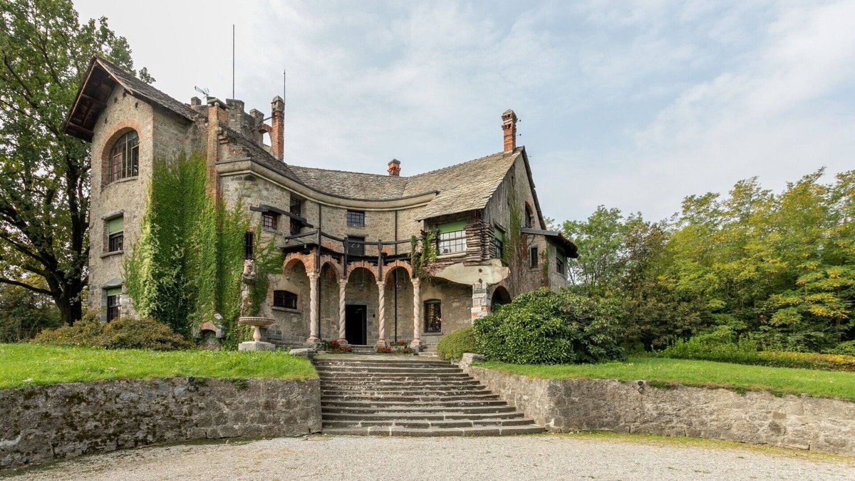 Bosisio Parini Villa | Villa Rocchetta, Enchanting Villa With 7 Br And Covered Parking By Halldis