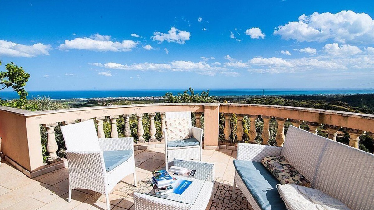 Gerace Villa | Villa Rondinella: An elegant three-story villa situated in a quiet location, a few minutes from the town center, with Free WI-FI.