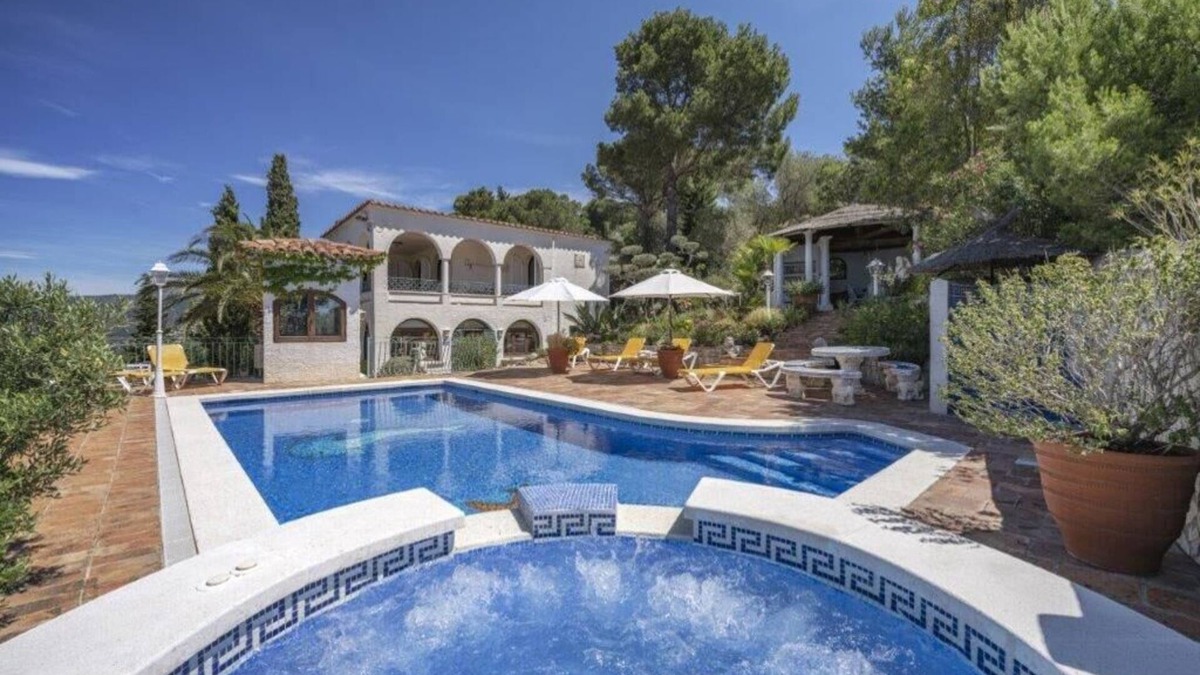 Roses Town Center Villa | Villa Rosa: Charming Property, Heated Pool & Spa, Sea View, Enclosed Park