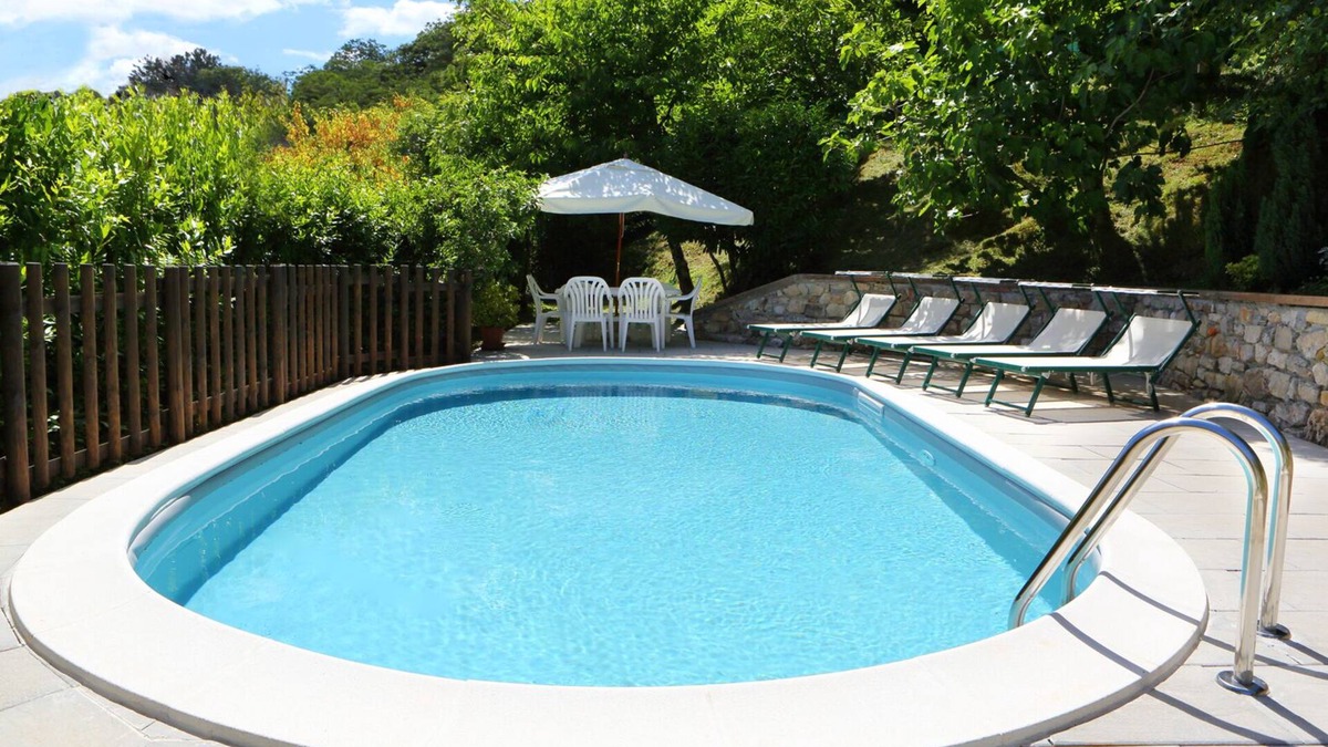 Casoli Villa | Villa Rosa. Sleeps up to 10 people,private pool(8.5m x 4.0m)+wifi radio internet
