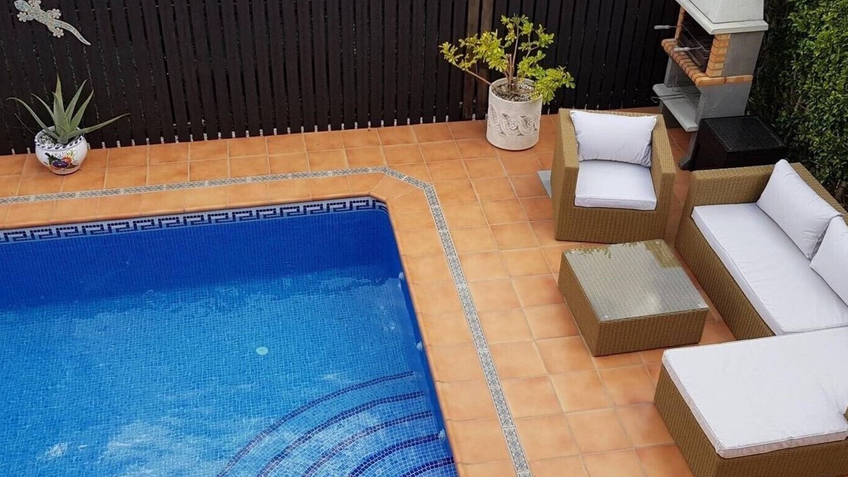 Torre-Pacheco Villa | Villa Rosa with private saltwater pool. Close to padel courts and all amenities.