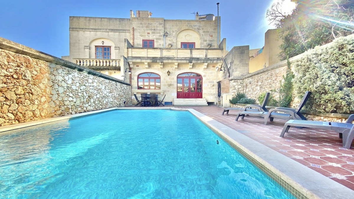 Xewkija Villa | Villa Rossa Gozo ❤ 5 bedroom ensuite w pool & jacuzzi
