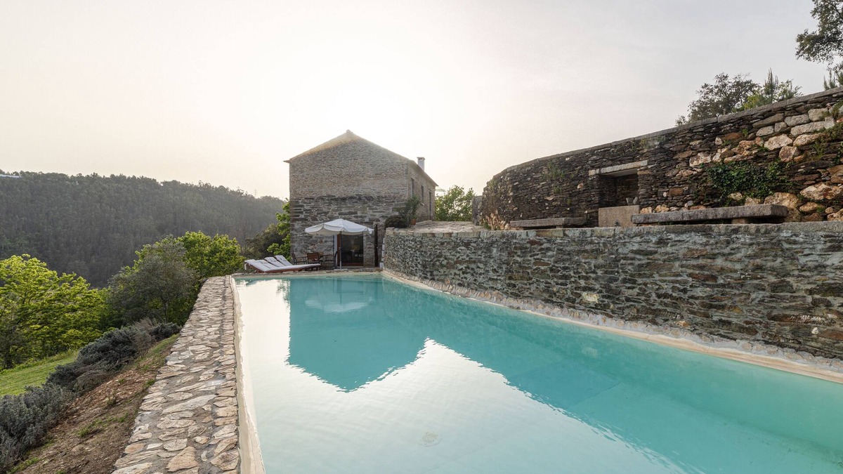 Esposade Ski Chalet | Villa São Sebastião with private natural water pool, Wi-Fi and AC.