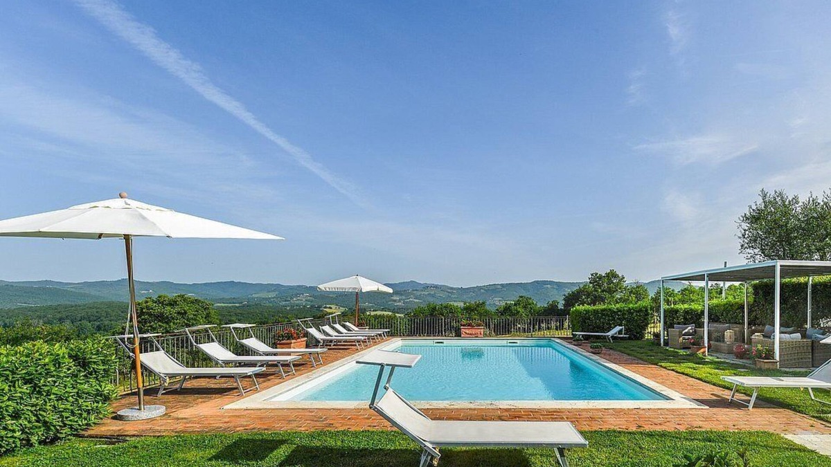 Rapale Villa | Villa Saffo: A charming three-story villa surrounded by meadows and by green hills, with Free WI-FI.