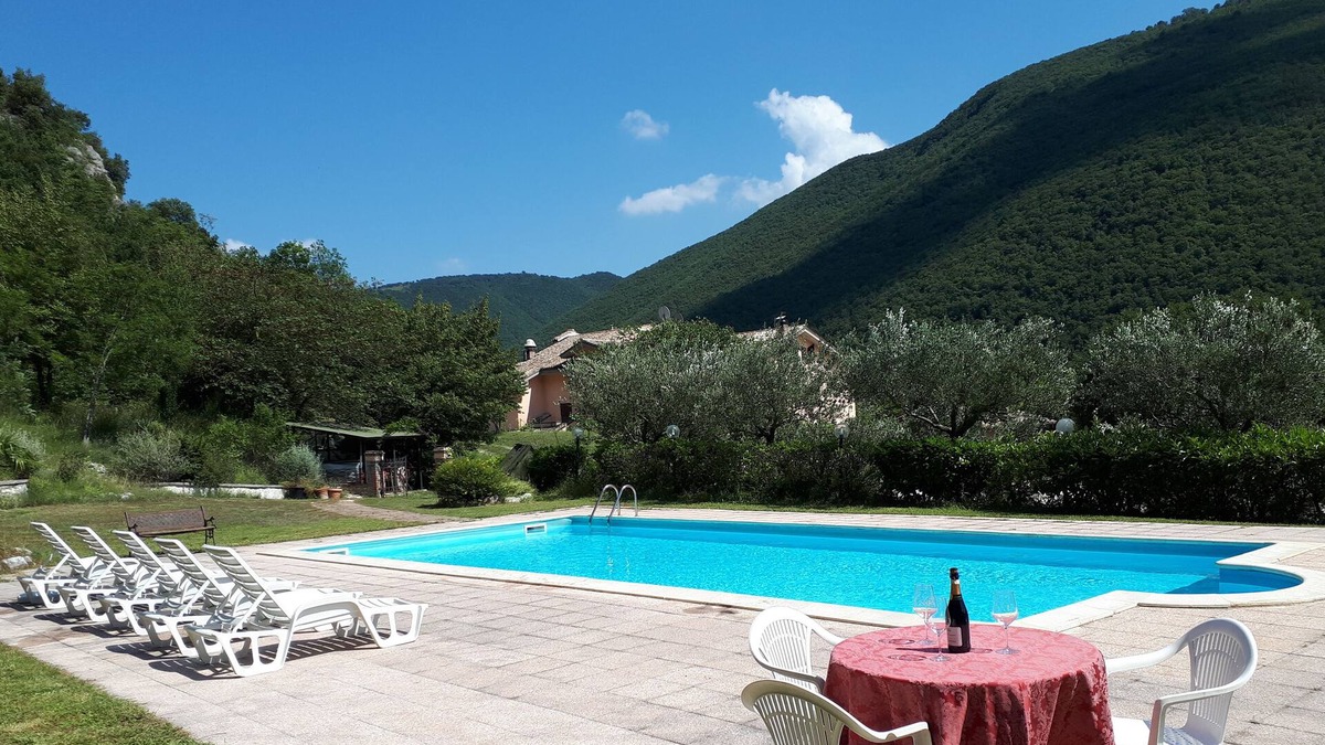 San Severino Marche Villa | Villa Salimbeni 8 rooms, large pool, panoramic view, for 16 people