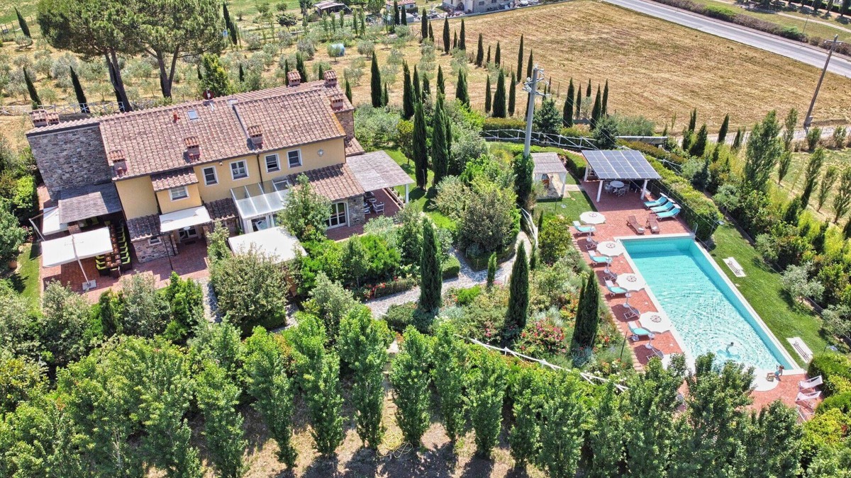 Palaia Villa | Villa San Gerbero amazing villa casale with p/pool and jacuzzi bath