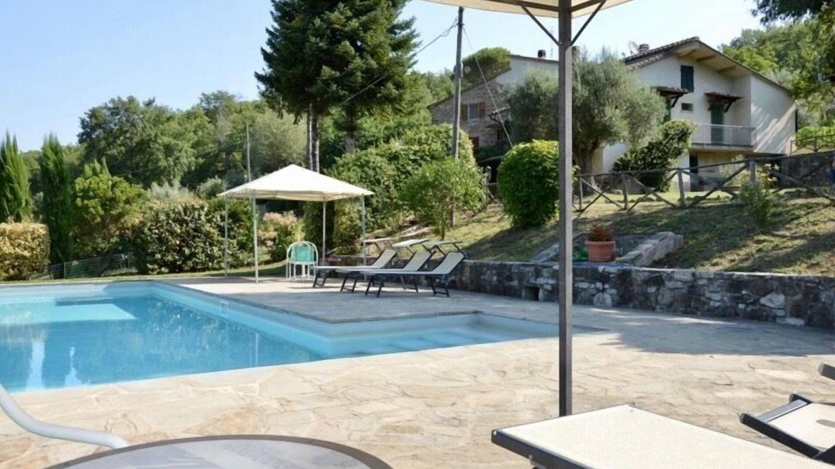 Lisciano Niccone House | Villa San Martino, two houses sharing a fenced pool, San Martino private villa