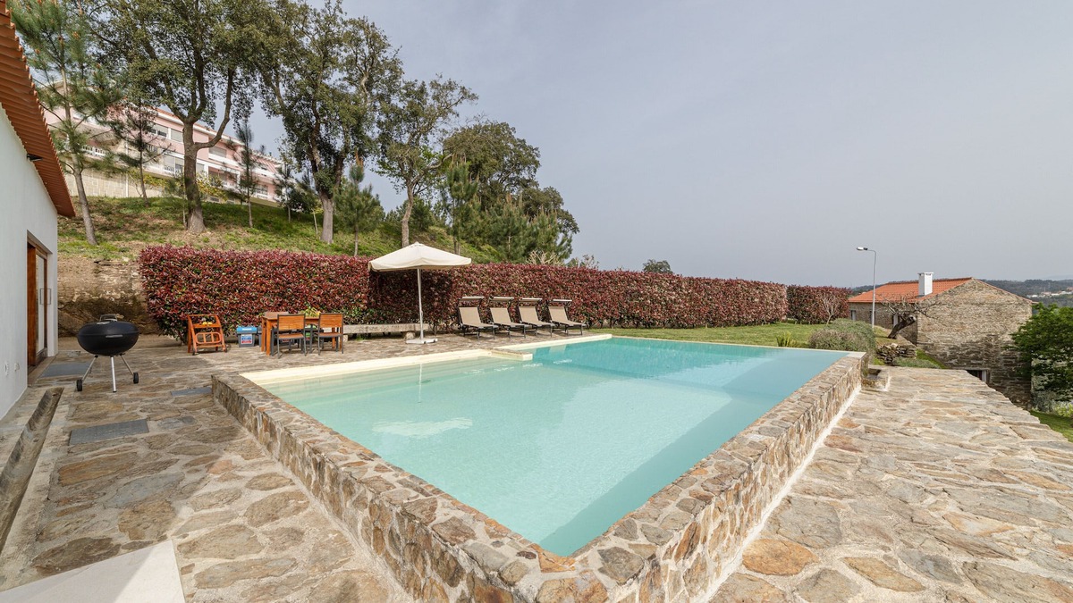 Esposade Ski Chalet | Villa São Miguel next to the harbor with private natural swimming pool Wi-Fi andAC