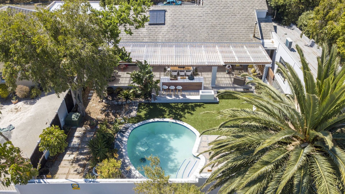 Plumstead House | Villa Sauvignon – Modern Home with Heated Pool, Outdoor Kitchen & Mountain Views