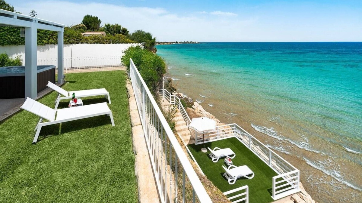 Noto Marina Villa | Villa Saveria (6 Guests) - Seafront with jacuzzi