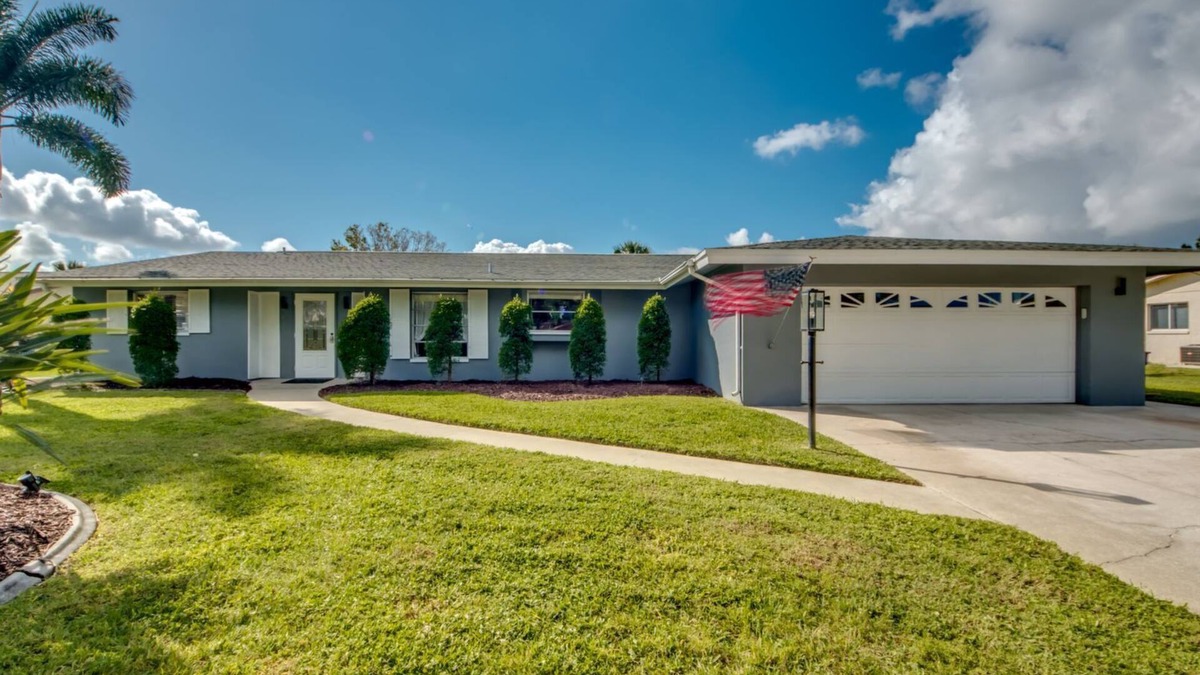 Lochmoor Waterway Estates Villa | Villa Seafan - remodeld, new furniture, heated pool, kayaks, perfect for boaters