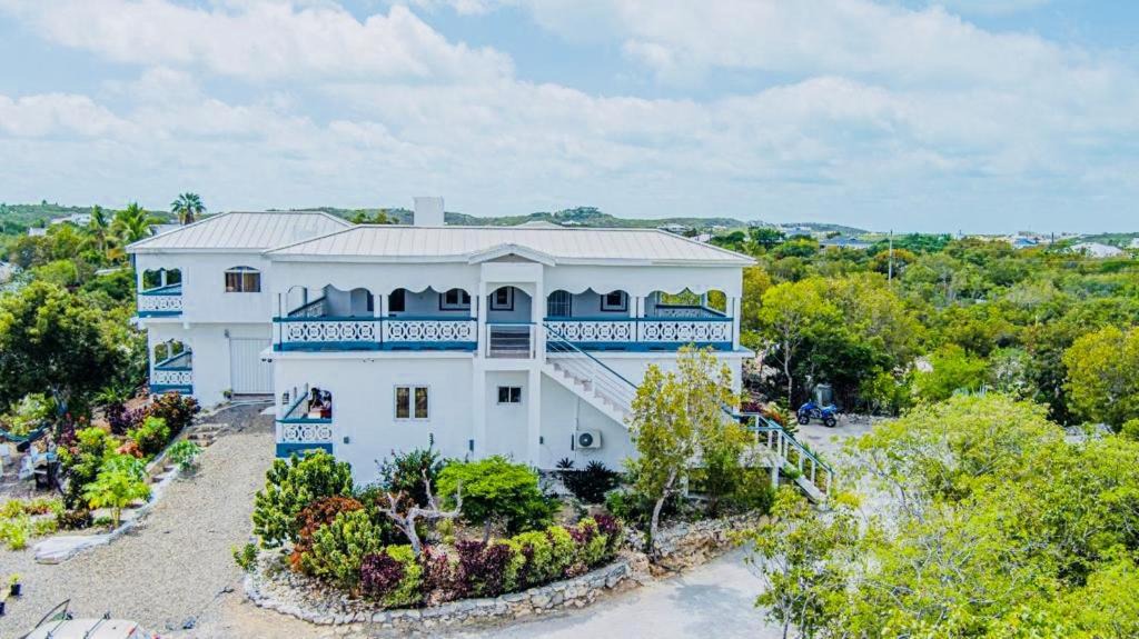 Discovery Bay House | Villa Serenity by the Water- one bedroom Water View Suite