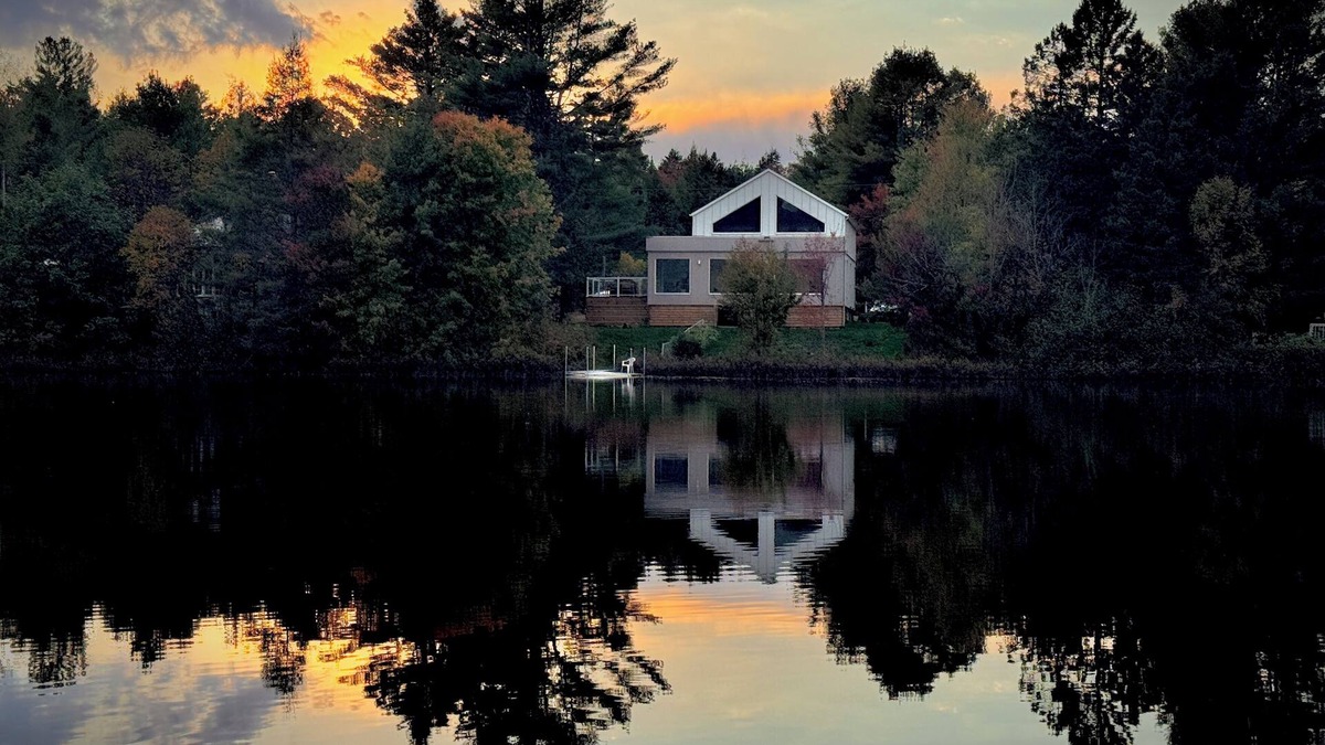 Eastman Ski Chalet | Villa Serrana : Our lakeside chalet, where tranquility meets breathtaking views