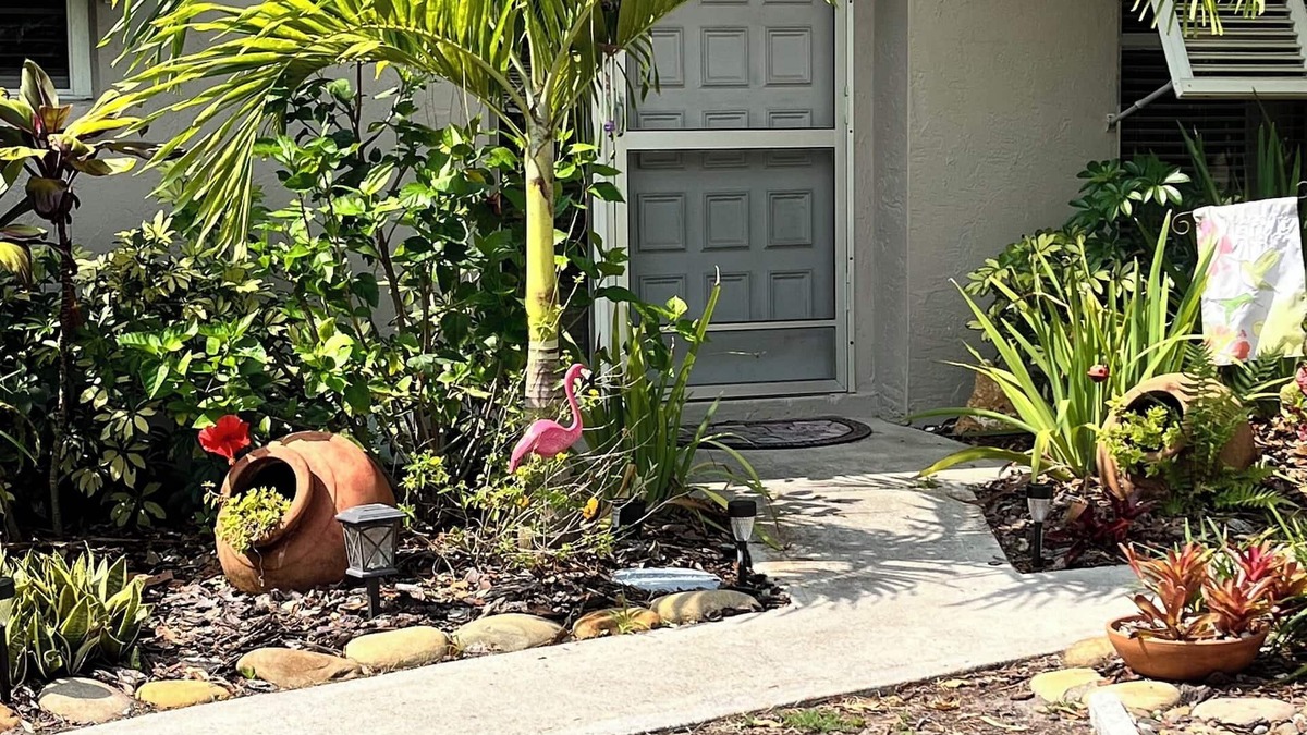 Park East Villa | VILLA SIESTA IV-priv cottage Downtown Secret Community-Heated Pool!