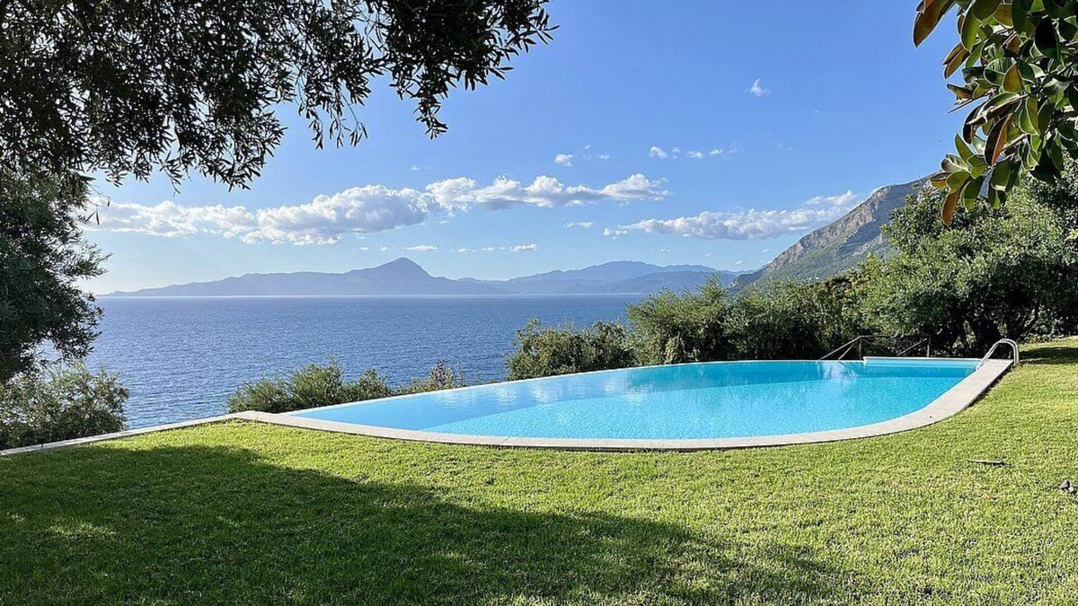 Maratea Villa | Villa Silara: A characteristic and welcoming three-story villa which faces the sun and the sea, with Free WI-FI.