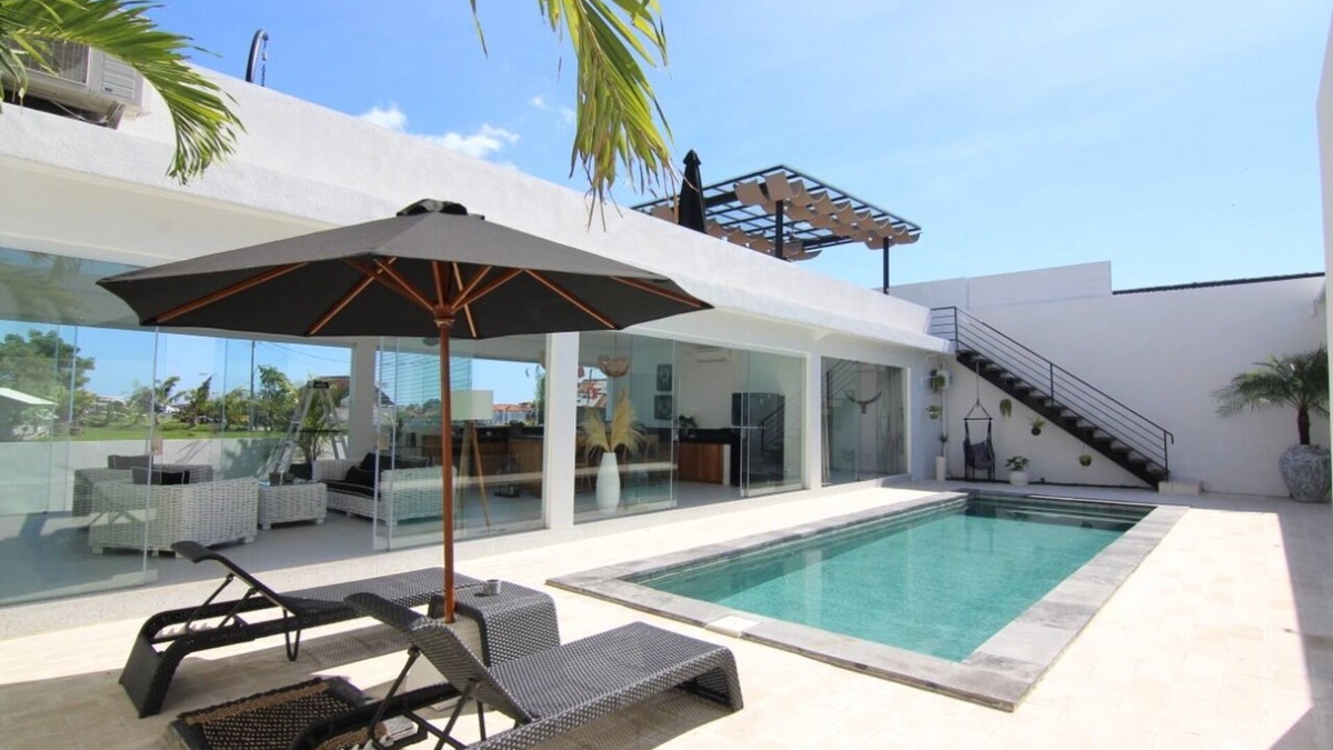 Batu Bolong Villa | Villa SisSa, Deluxe Villa with Rooftop Lounge, 5 mins drive to beaches nearby.