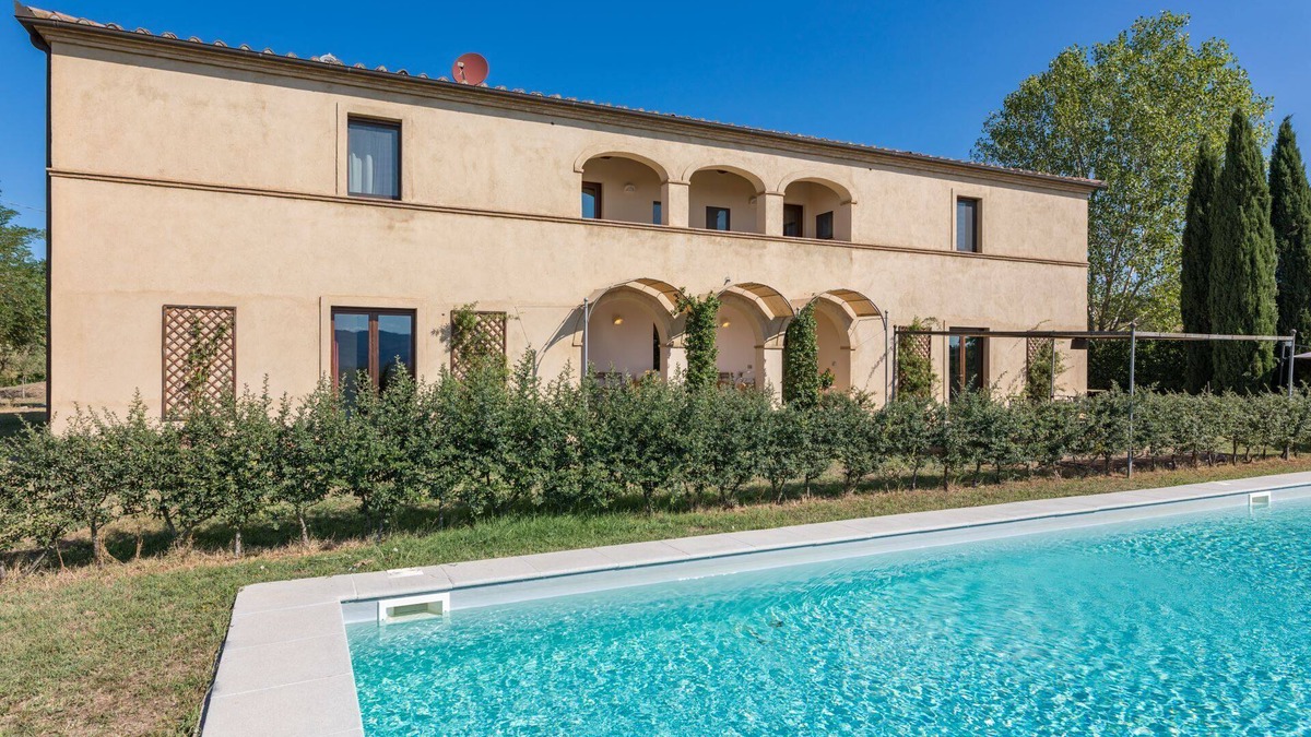Buonconvento Villa | Villa sleeps 10 with private garden and pool.