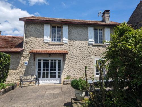 Le Montsaugeonnais House | Villa spacieuse avec jardin privé, proche vignobles et lacs – 4 chambres, cheminée, équipement bébé - FR-1-611-27