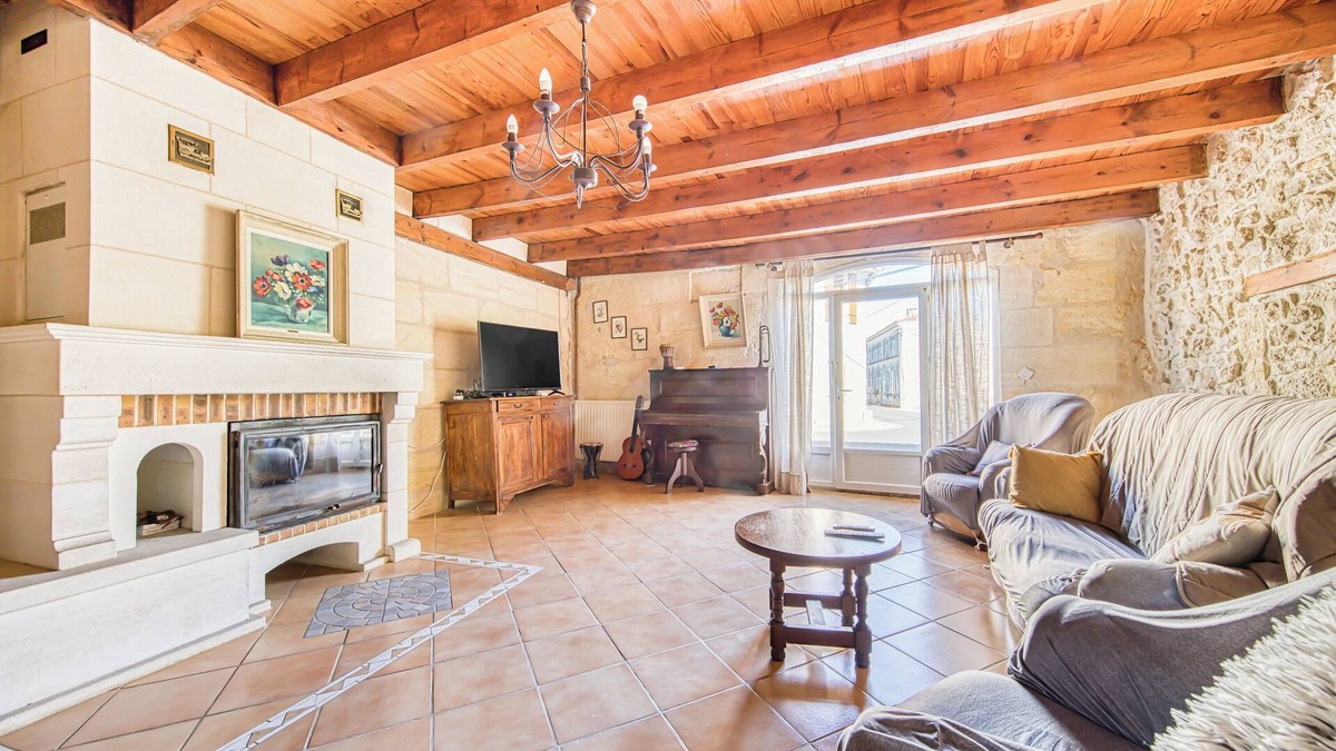 Saint-Genes-de-Blaye House | Villa 'St Genès' with Private Garden and Wi-Fi