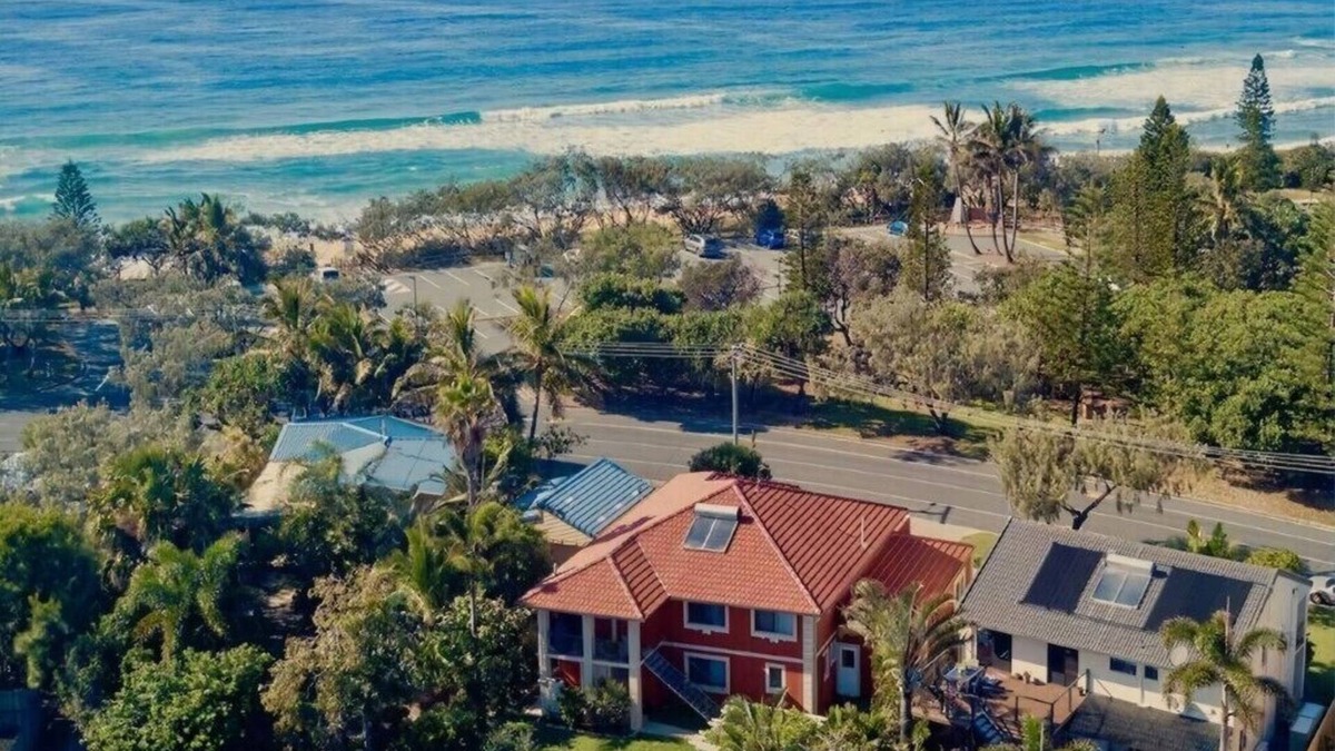 Sunshine Coast House | Villa Stay: 2 Private Spacious Rooms by Kawana patrolled Beach, Hospital & Shops