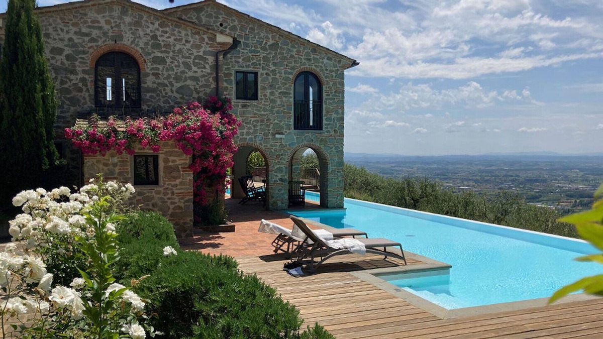 Larciano Villa | Villa Superior Promoted By WeekHomes.com