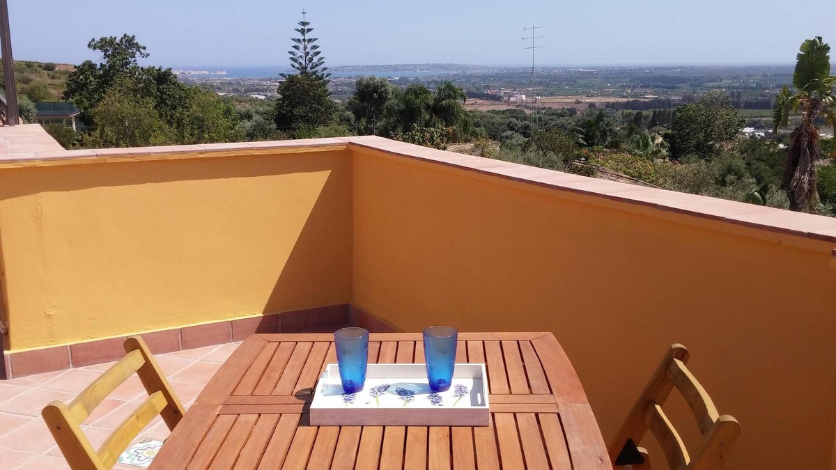 Syracuse Villa | Villa surrounded by greenery a stone's throw from Eurialo castle