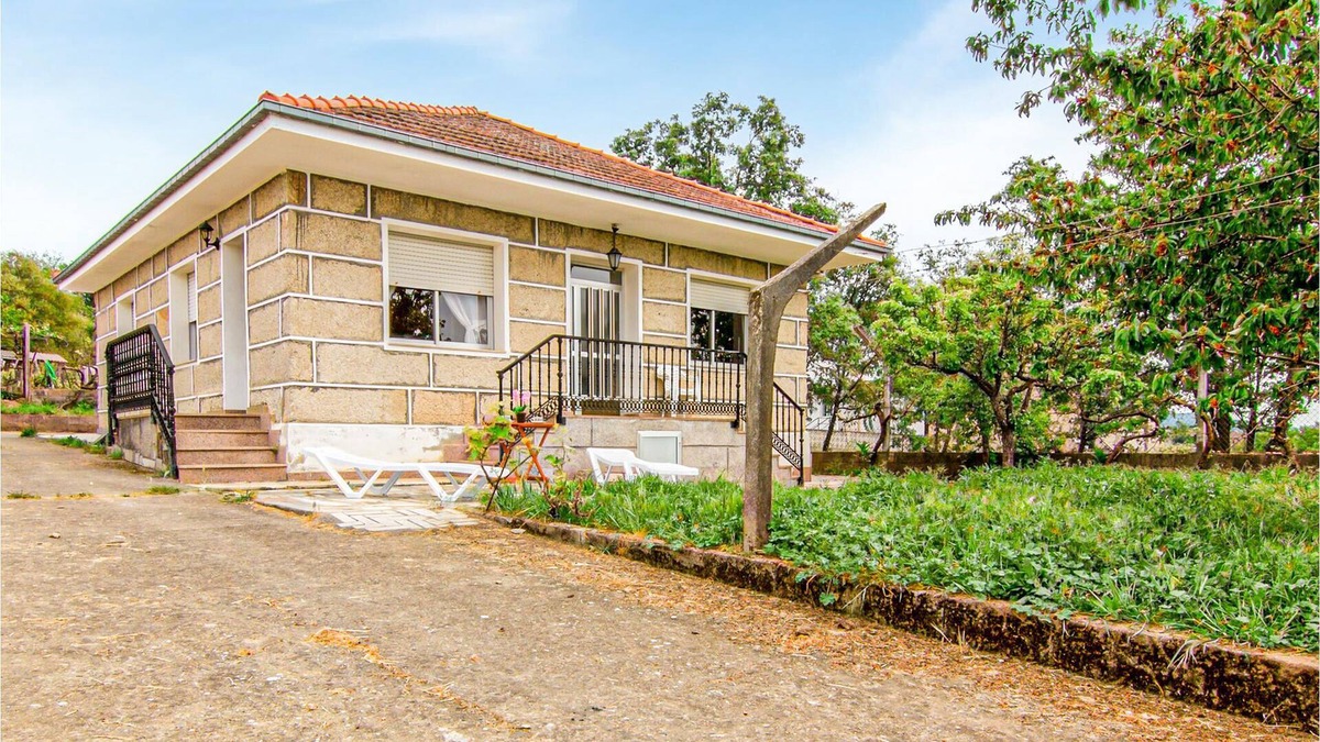 Verin House | Villa surrounded by vineyards, with a river in the area where you can swim.
