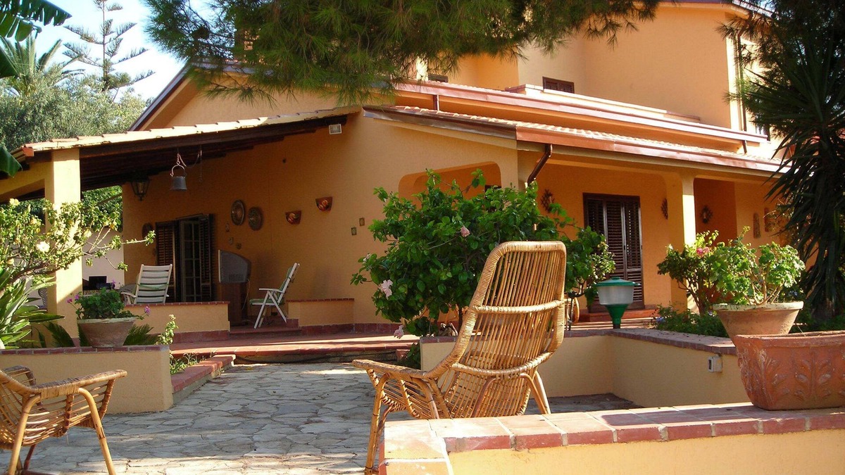 Trappeto Villa | Villa 'The Plumbaco' with a large veranda and lush garden. At 5 minutes from the sea