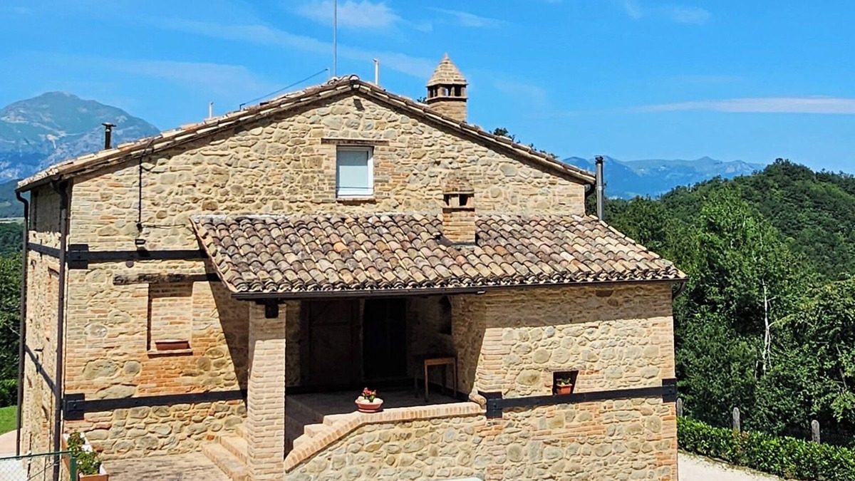 Comunanza Villa | Villa Tiburro nested in a Truffle Farm