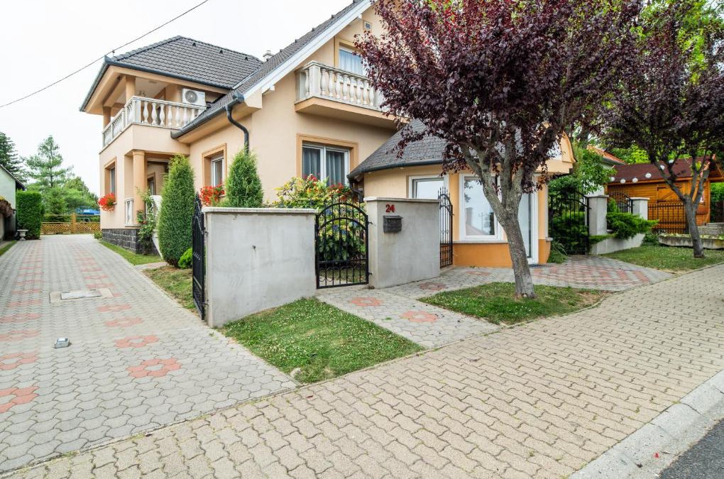 Balatongyorok Apartment | Villa Topáz