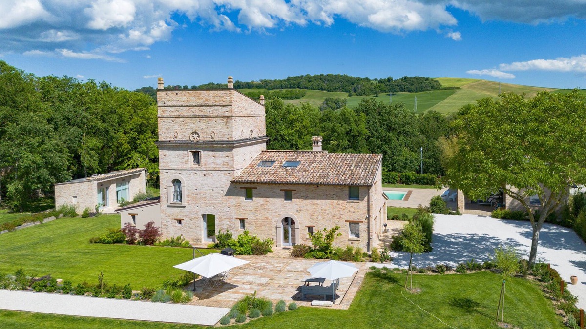Urbisaglia Villa | Villa Torre Anna: Luxury Experience Jacuzzi, Pool & Garden