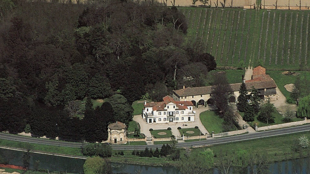 Dolo Apartment | Villa Tron. 'Portico' apartment on the Brenta Riviera between Venice and Padua.