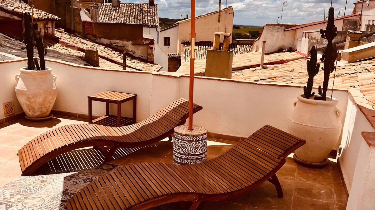 Requena Villa | Villa 'Valeria, Casa Cueva 1748' with Private Terrace, Wi-Fi and Air Conditioning