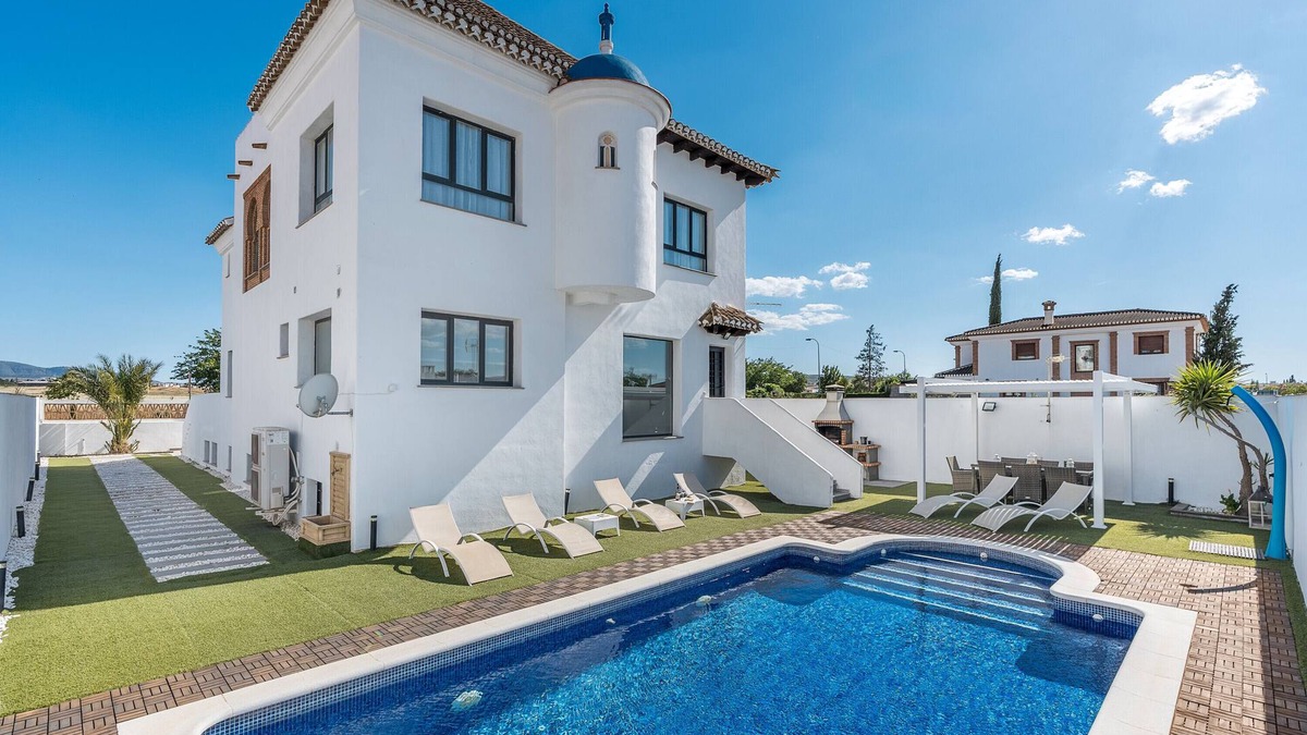 Las Gabias Villa | Villa "Valeria" with Mountain View, Private Pool & Wi-Fi