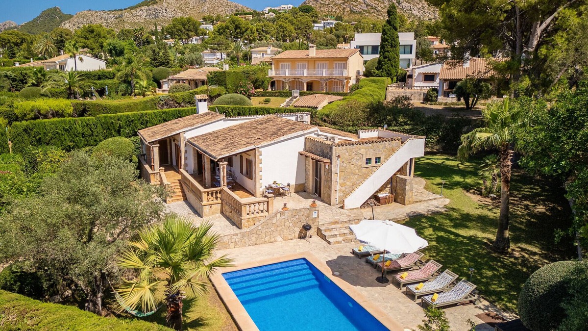 Cielo de Bonaire Ski Chalet | Villa Victoria Alcudia Alcudia Bonaire for 6 with pool
