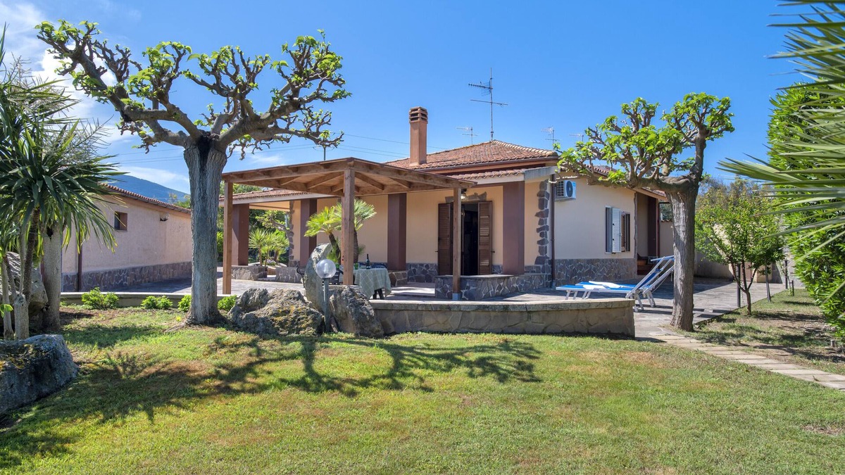 Alghero Villa | Villa "Villamorus 1" with Garden & Wi-Fi