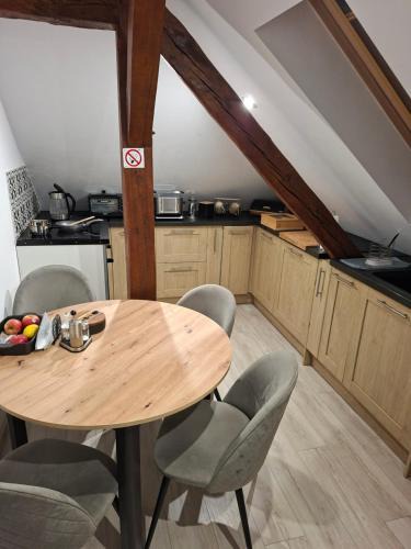 Gniezno Apartment | Villa Vip-pokoje,śniadanie, Apartament
