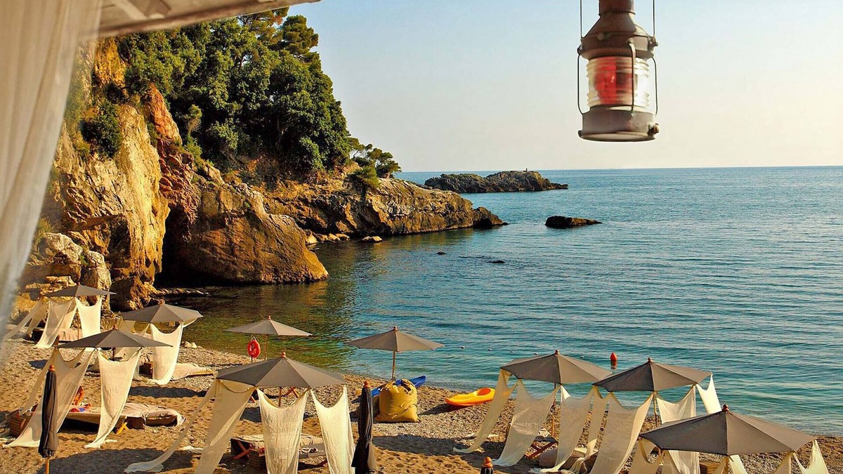 Licciana Nardi Villa | VILLA VIVIANA 10P Luxury by VILLASRETREATS, w/Pool, A/C, Wifi, BBQ near 5 Terre