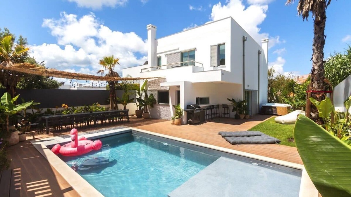Paco De Arcos Villa | Villa w/MiniGolf, Hot Tub, up to 28 ppl