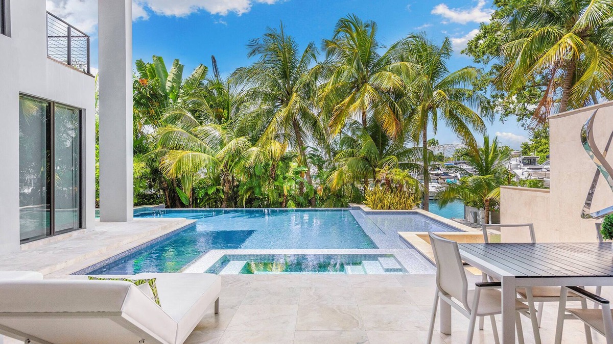 Northeast Miami House | VILLA WATER-FRONT MIAMi BEACH 6BEDROOMS FAMILY BIG GROUP FRIENDLY 14ppl SLEEPS