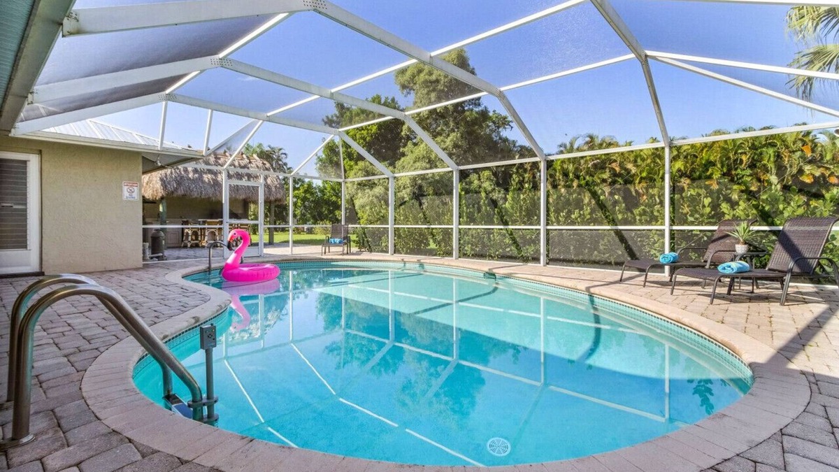 Biggar Villa | Villa Whiskey Palms- Enchanting Tiki Bar Pool Home