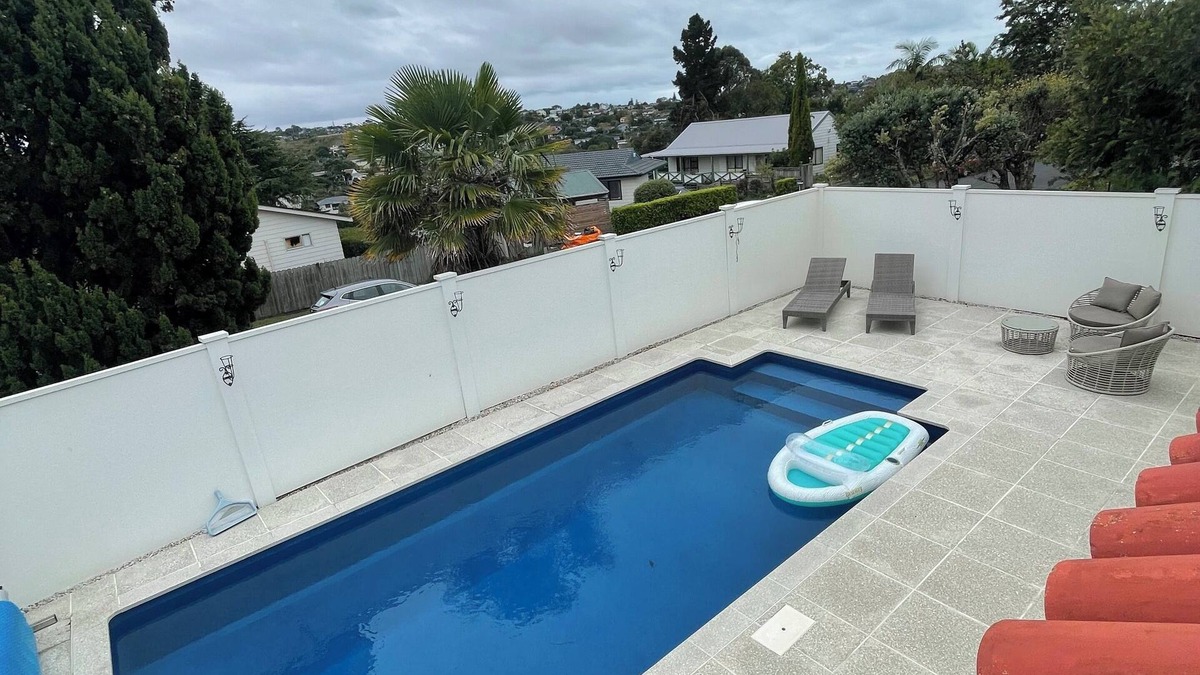Browns Bay House | Villa Wisteria - Private home with stunning pool, 3 minutes to public transport!