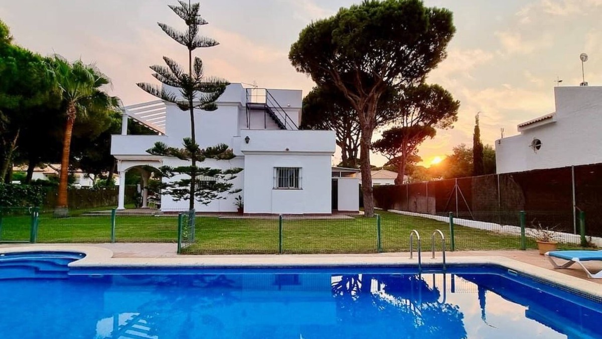 Cabo Roche Ski Chalet | Villa with private pool 500m from Roche beach