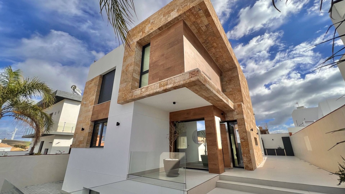 Bolonia Ski Chalet | Villa with private pool a few meters from the beach.