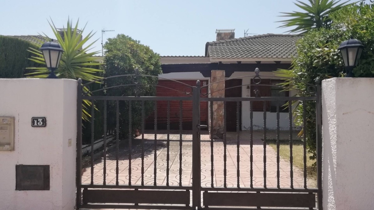 Creixell Ski Chalet | Villa with comfortable and quiet garden near the beach
