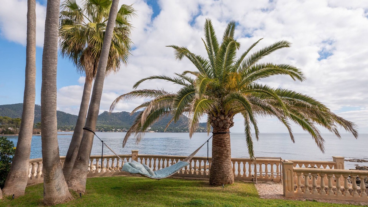 Cala Bona Ski Chalet | Villa with direct sea access