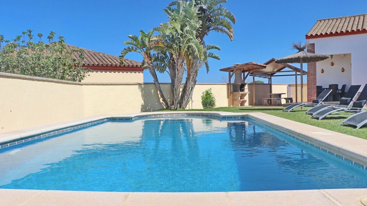 Conil de la Frontera Ski Chalet | Villa with WIFI, BBQ and swimming pool