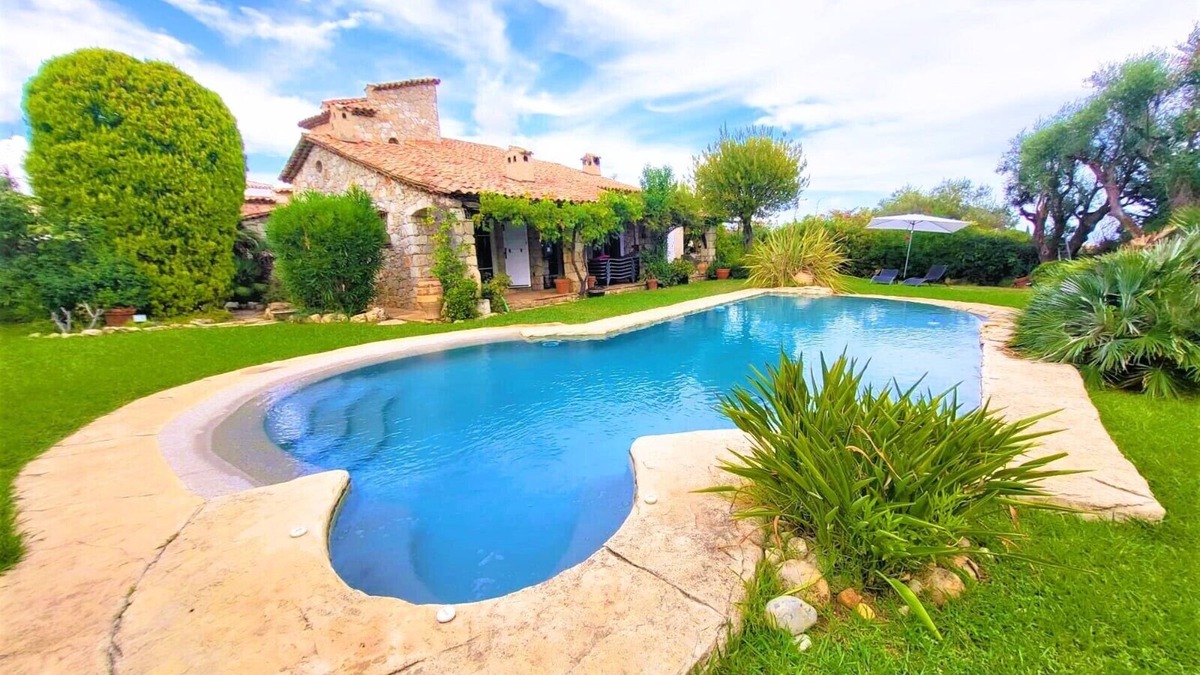 Saint-Laurent-du-Var Villa | Villa with Garden and Pool-Wifi-AC