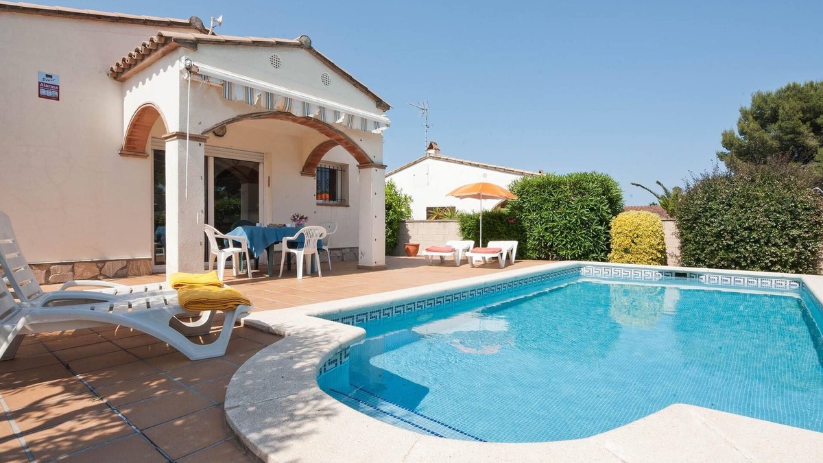 L'Escala Villa | Villa with garden and swimming pool in Riells.HUTG-000995